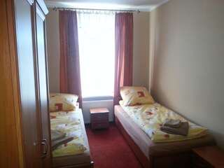Отели типа «постель и завтрак» Hotelik Parkowy Легница Двухместный номер с 2 отдельными кроватями-4