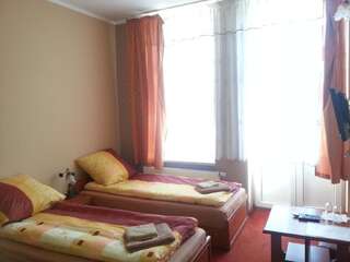 Отели типа «постель и завтрак» Hotelik Parkowy Легница Двухместный номер с 2 отдельными кроватями-7