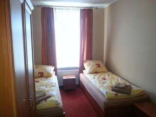 Отели типа «постель и завтрак» Hotelik Parkowy Легница Двухместный номер с 2 отдельными кроватями-9